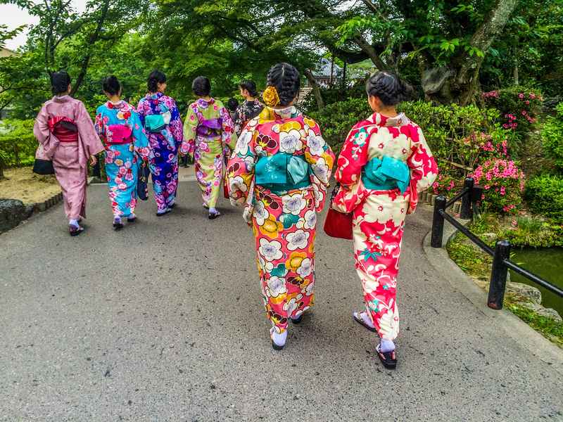 Ervaar de traditionele Japanse kimono met jeugdreizen naar Japan – een kleurrijk symbool van de Japanse cultuur.
